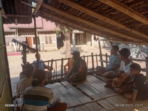 Babinsa Koramil 1602-04/Maurole Jalin Kedekatan dengan Warga Desa Neotonda Lewat Komsos