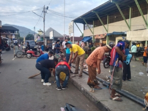 Babinsa Ende Selatan Gelar Karya Bakti Bersama Pemerintah dan Warga di Pasar Mbongawani