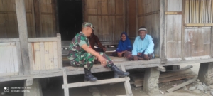 Babinsa Koramil 1602-02/Wolowaru Jalin Kedekatan dengan Warga Dusun Hubakua Lewat Komsos dan Pamwil