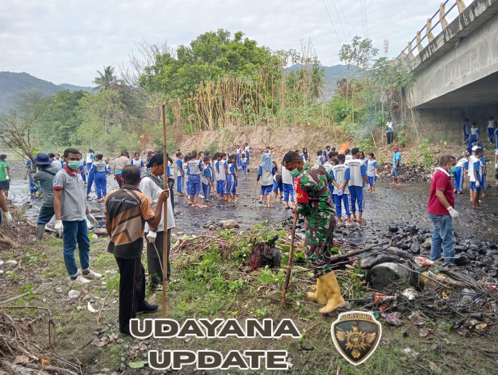 Babinsa Koramil 1602-04/Maurole Gelar Karya Bakti Bersihkan Kali Lowobajo Bersama Warga