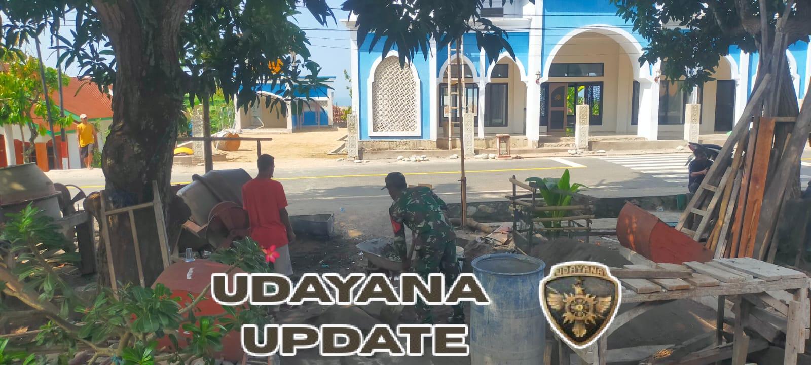 Babinsa Koramil Ende Bersama Warga Laksanakan Karya Bakti Pengecoran Masjid di Desa Raporendu