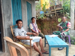 Babinsa Koramil Maurole Aktif Laksanakan Komsos dan Pamwil di Desa Kebesani