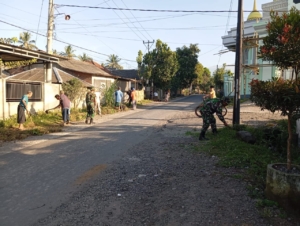 ‎Sinergi TNI, Polri, dan Warga Jurit Bersihkan Jalan dan Irigasi