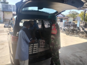 Babinsa Pantai Baru Dampingi Program Pemberian Makanan Bergizi Bagi Ribuan Siswa