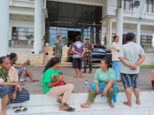 Babinsa Koramil 1602-01/Ende Amankan Aksi Damai Warga Roworena di Kantor Bupati