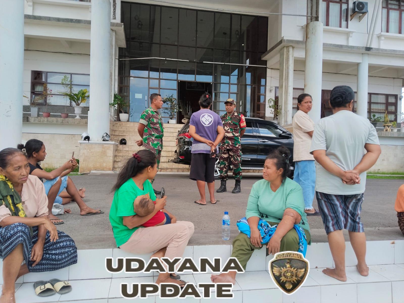 Babinsa Koramil 1602-01/Ende Amankan Aksi Damai Warga Roworena di Kantor Bupati