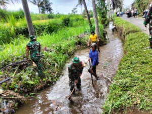 Babinsa Bunutin Bersama Warga Subak Selati Gelar Gotong Royong Jaga Kebersihan Lingkungan