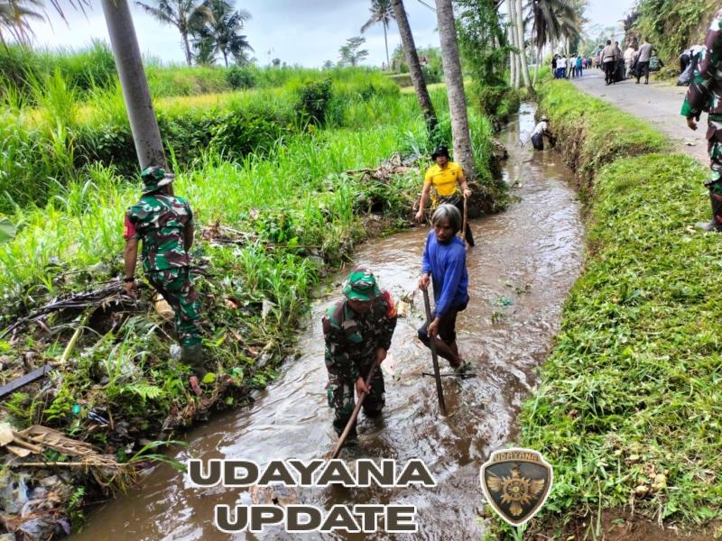 Babinsa Bunutin Bersama Warga Subak Selati Gelar Gotong Royong Jaga Kebersihan Lingkungan