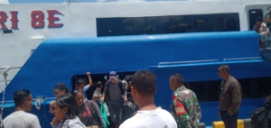 Personel Kodim 1627/RN Laksanakan Pemantauan Kedatangan Kapal di Pelabuhan Ba’a