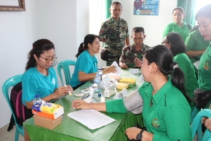 Ketua Persit Fitroh Rizal Wijaya Pimpin Pemeriksaan Kesehatan Anggota di Posbindu Kodim Gianyar