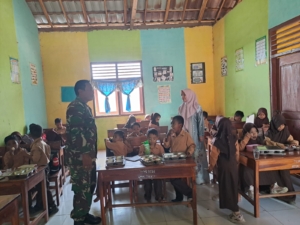 Ribuan Siswa dan Masyarakat Desa Bugis Terima Program MBG Bersama Babinsa