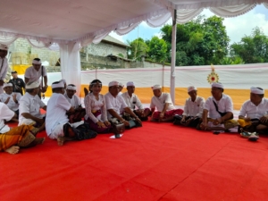 Sinergi TNI dan Masyarakat, Danramil Blahbatuh Kawal Upacara Taur Agung Desa Adat Tegalinggah