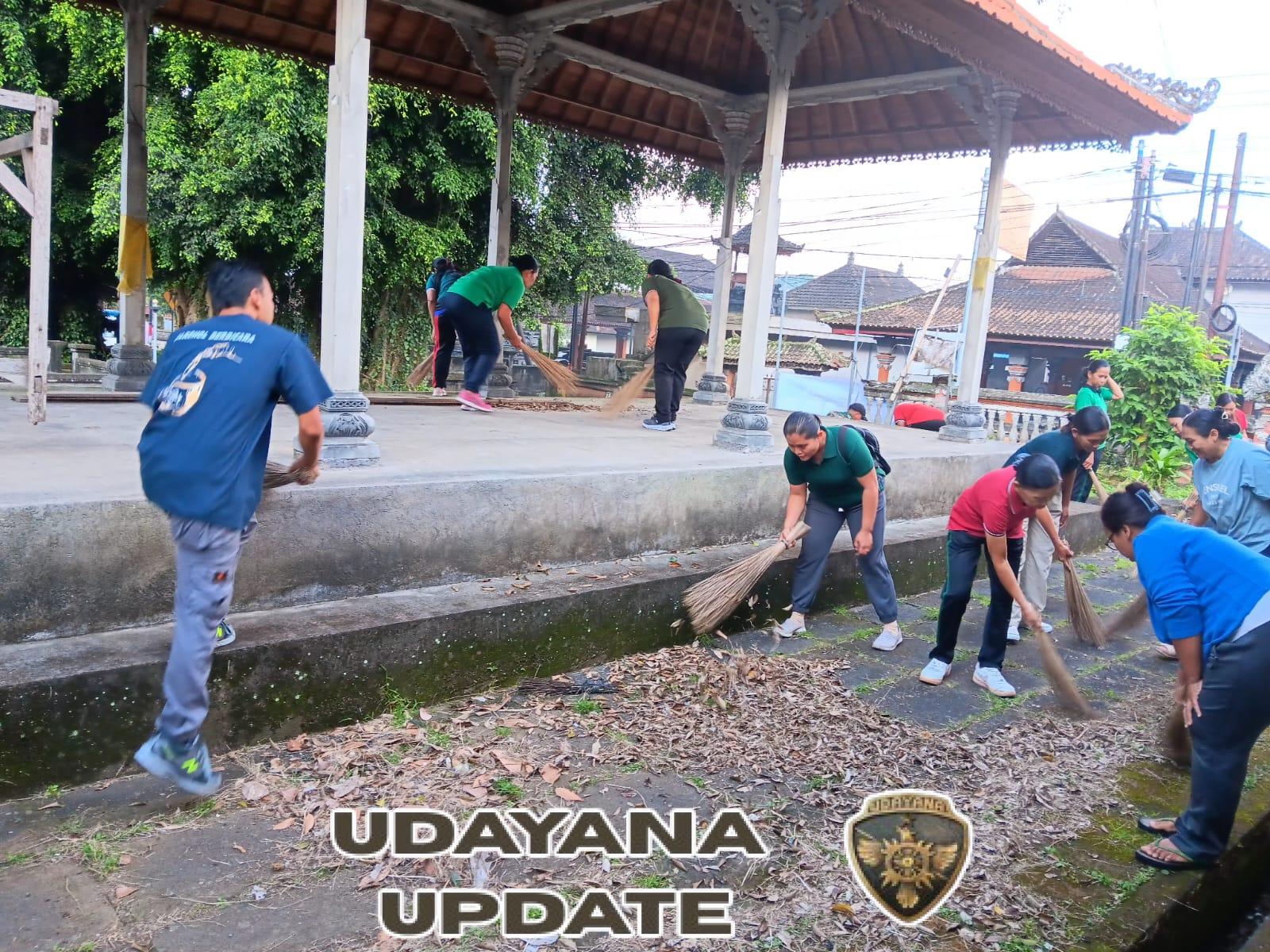 Wujudkan Lingkunan Bersih Dan Sehat, Pemdes Bersama Babinsa Selat Gelar Gotong Royong