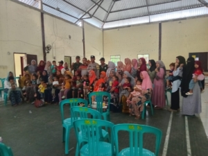 Babinsa Desa Seloto Hadiri Pembagian Menu Tambahan untuk Balita Stunting