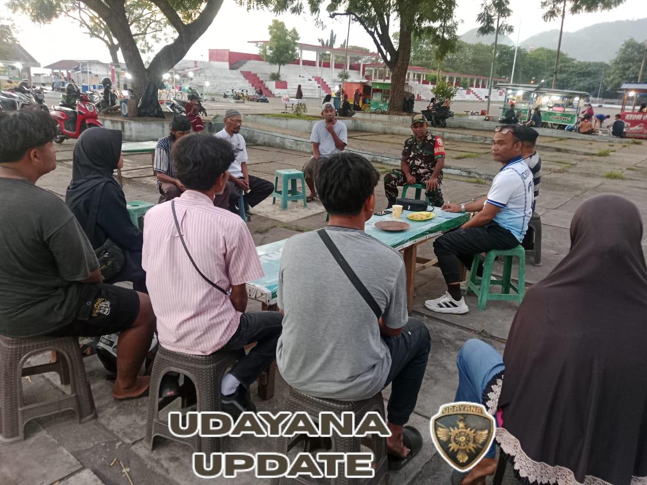 Babinsa Koramil 1602-01/Ende dan Lurah Kotaraja Tertibkan PKL di Jalan Soekarno