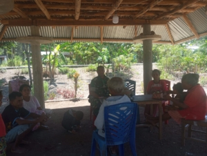 Babinsa Koramil 1618-04/Bisel Imbau Warga Jaga Kesehatan di Tengah Cuaca Panas Berdebu