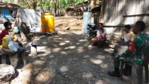 Babinsa Sampaikan Info Rekrutmen TNI kepada Warga Hauteas