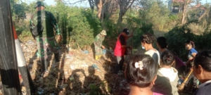 Jalan P. Komodo Bersih, Babinsa dan Warga Satukan Langkah Jaga Lingkungan