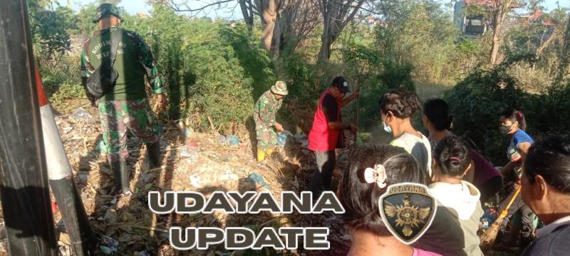 Jalan P. Komodo Bersih, Babinsa dan Warga Satukan Langkah Jaga Lingkungan