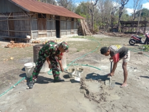 Ciptakan Sinergitas TNI Rakyat, Babinsa Terlibat Dalam Membantu Bangun Rumah Warga