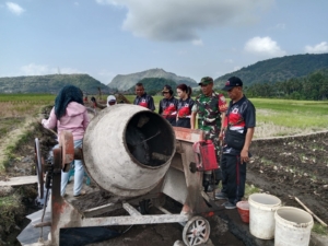 Permudah akses ke lokasi pertanian, Babinsa 1623-01/Karangasem tinjau progres pengerjaan pengerasan Jalan Usaha Tani.