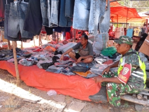 Babinsa Koramil 1602-04/Maurole Tingkatkan Keamanan Lewat Komsos di Desa Maurole