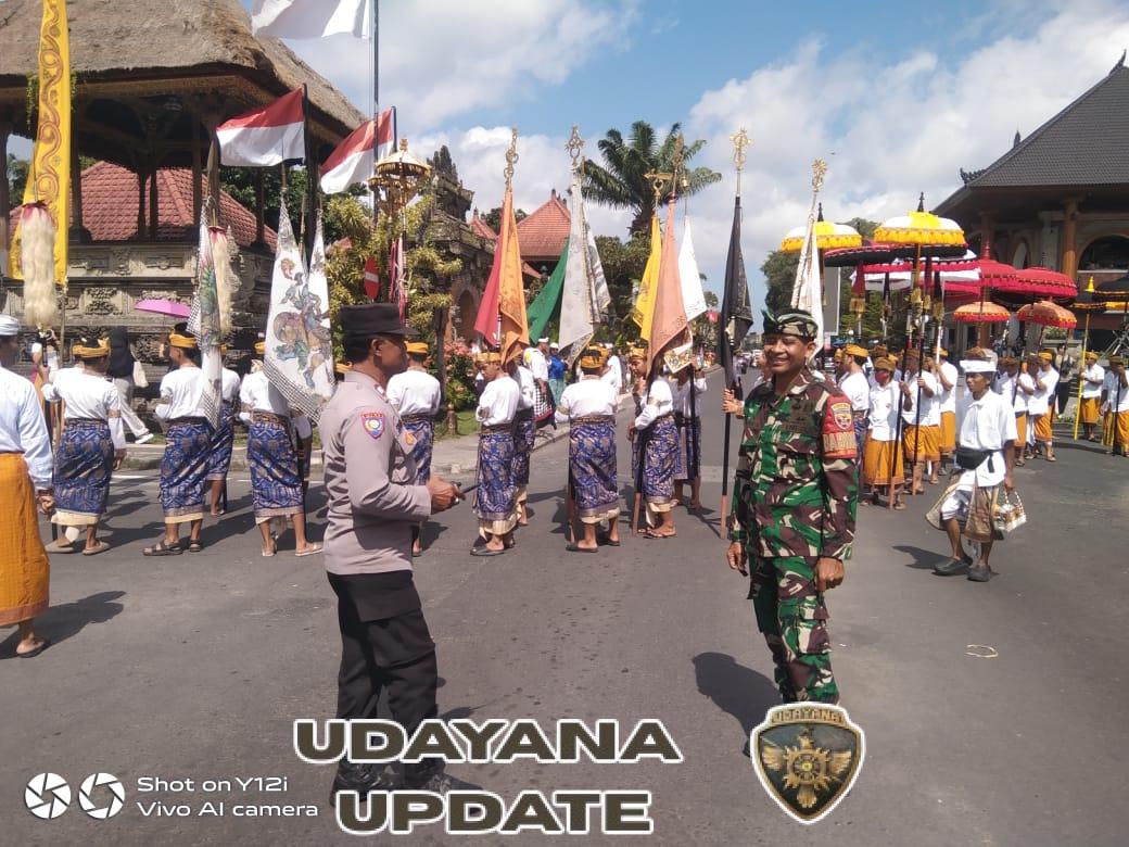 Sinergi Babinsa dan Bhabinkamtibmas Amankan Rangkaian Upacara Adat di Ubud
