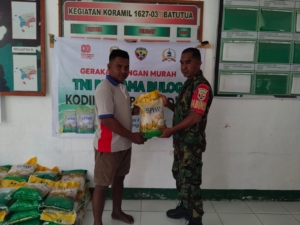 Babinsa Batutua Antar Beras SPHP ke Warga Melalui Program GPM