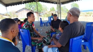 Babinsa Koramil 1602-04/Maurole Jalin Komsos dan Pantau Kamtibmas di Watunggere