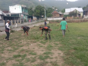 TNI dan Masyarakat Kompak, Babinsa Air Suning Gelar Gotong Royong