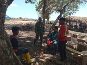 Personel Kodim 1627/RN Amankan Pembangunan Kawasan Sentra Industri Garam Nasional