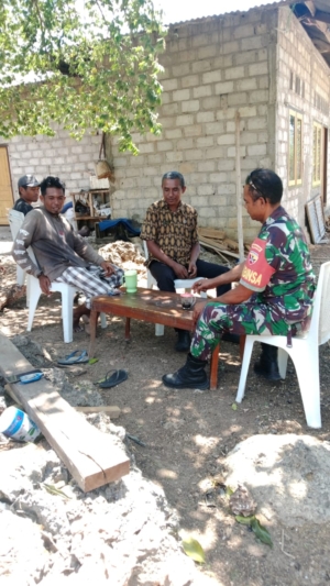 Babinsa Sertu Nelson Sine Ajak Warga Desa Loman Jaga Keamanan dan Kebersihan