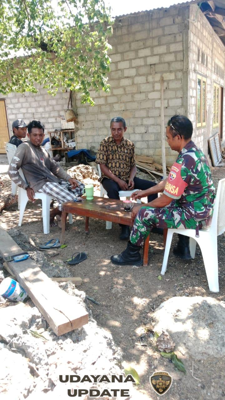 Babinsa Sertu Nelson Sine Ajak Warga Desa Loman Jaga Keamanan dan Kebersihan