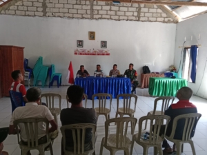 Babinsa Praka Moch Rio Aldian Mediasi Permasalahan Saluran Air di Desa Ingguinak