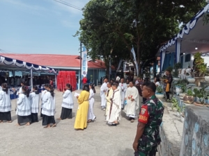 HUT ke-60 SMKN 1 Ende, Babinsa Kodim 1602/Ende Kawal Misa Syukuran Bersama Uskup Agung