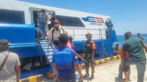 Babinsa Kopda Hendra Gaspersz Laksanakan Pemantauan di Pelabuhan Ba’a