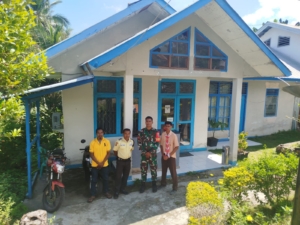 Pratu Askensius Wolo Sambangi Warga dalam Patroli Desa Binaan