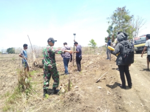 Wujudkan Tertib Administrasi, Babinsa Walakaka Dampingi Warga Ukur Batas Tanah