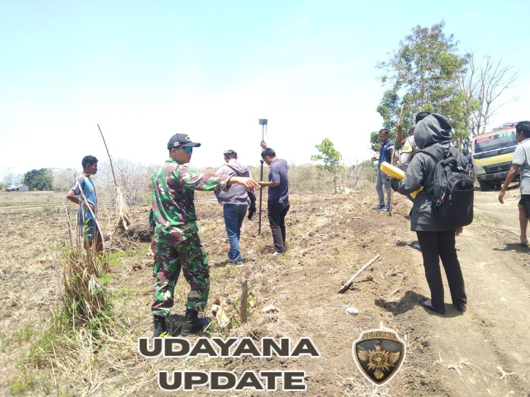 Wujudkan Tertib Administrasi, Babinsa Walakaka Dampingi Warga Ukur Batas Tanah