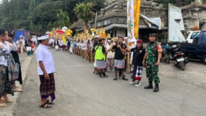 Babinsa Desa Landih Kawal Prosesi Penyucian Ida Bhatara Pura Puseh Penaga ke Pura Ulundanu Songan