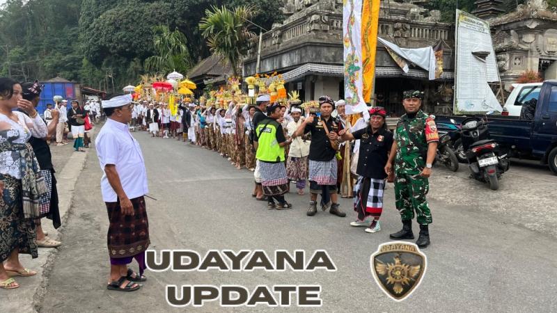 Babinsa Desa Landih Kawal Prosesi Penyucian Ida Bhatara Pura Puseh Penaga ke Pura Ulundanu Songan