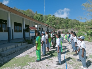 Tanamkan Kedisiplinan, Babinsa Serma Okri Bano Melatih PBB di SMKN Babuin Kolbano