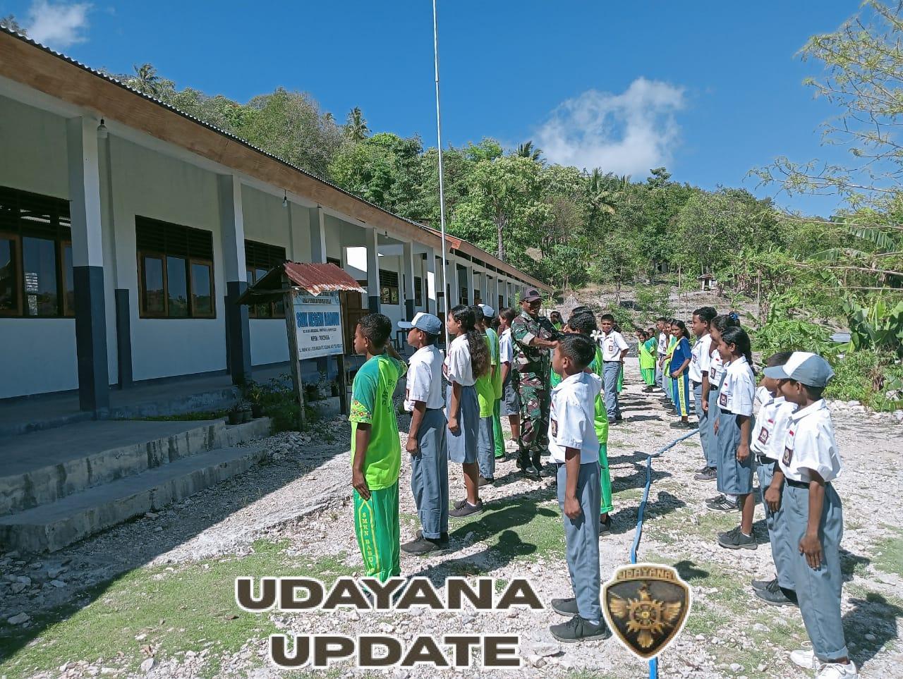 Tanamkan Kedisiplinan, Babinsa Serma Okri Bano Melatih PBB di SMKN Babuin Kolbano