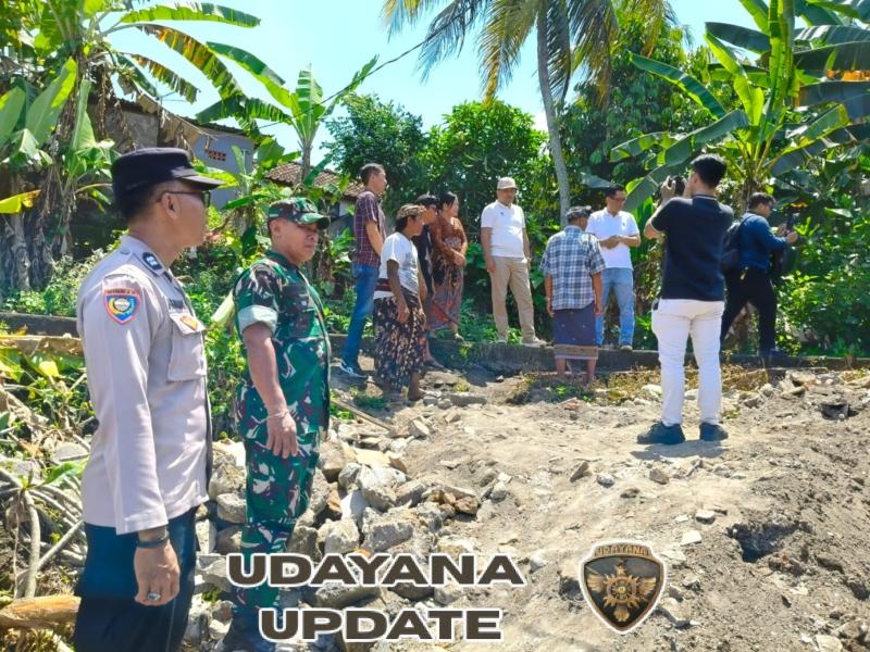 Babinsa Temesi Dampingi Bupati Gianyar Kunjungi Rumah Duka Korban Bencana Alam