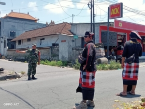 Babinsa Lebih Bersinergi Amankan Upacara Pitra Yadnya di Desa Adat Lebih