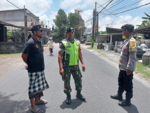 Babinsa Singapadu Tengah Kawal Prosesi Ngaben Warga Banjar Kutri