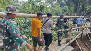 Akses Jalan Terputus, Koramil 03/Kopang Bangun Jembatan Darurat