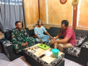 Babinsa Koramil 1628-04/Poto Tano Gelar Patroli Malam, Imbau Warga Jaga Kamtibmas