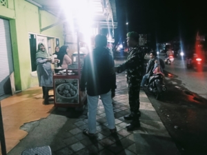Babinsa Koramil 1628-01/Taliwang Gelar Patroli Malam, Ajak Warga Jaga Ketentraman dan Keamanan