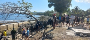 Gotong Royong TNI dan Masyarakat Atasi Abrasi Pantai Masjid di Weileing